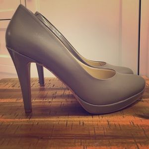 Nine West taupe heels
